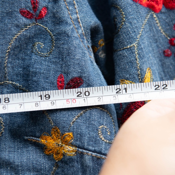 Chico's Denim Jacket Floral Embroidered All over Flower Button Up Fringe Bottom - Picture 5 of 6
